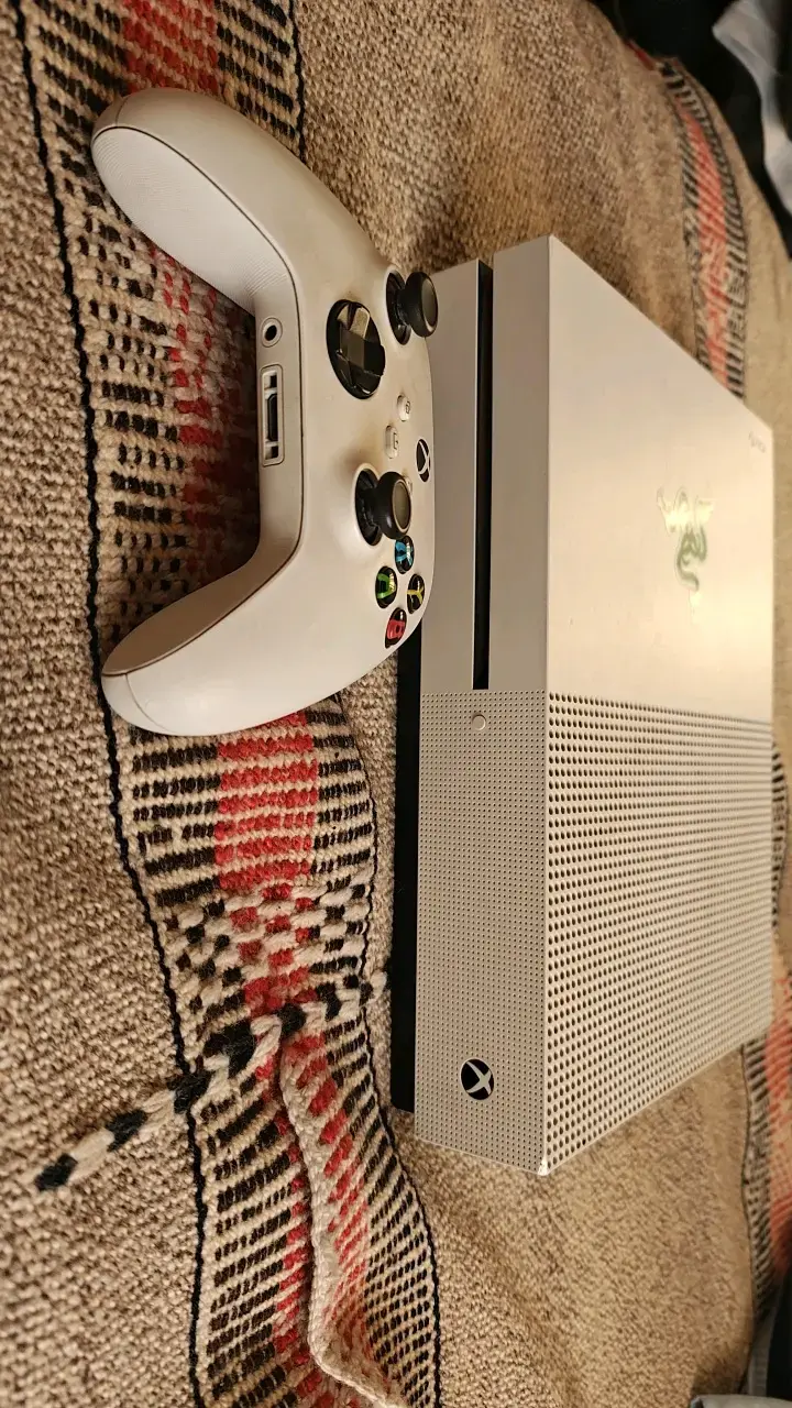 Consola Xbox One S con control blanco - 1