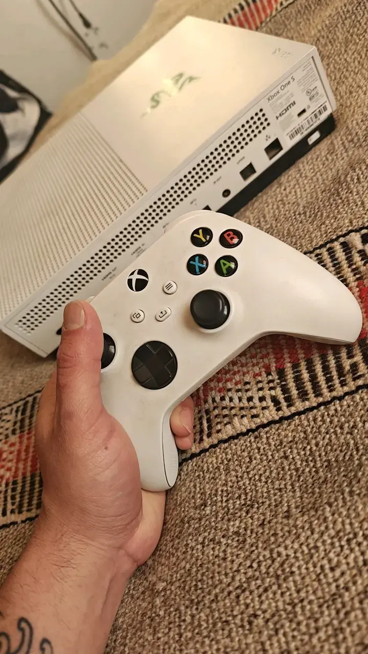 Consola Xbox One S con control blanco - 3