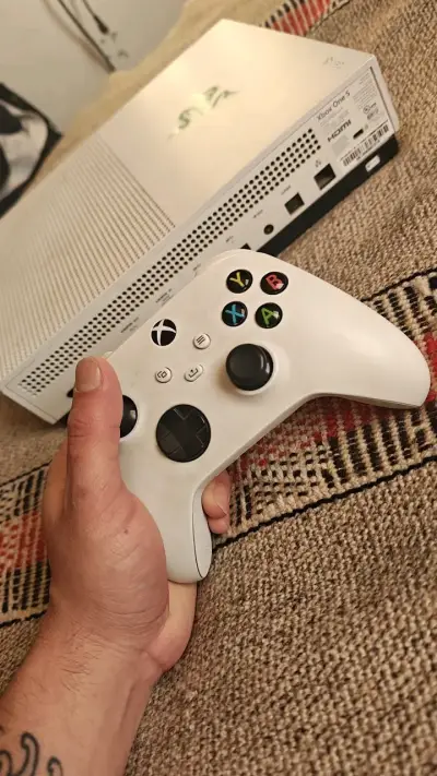 Consola Xbox One S con control blanco - miniatura 3