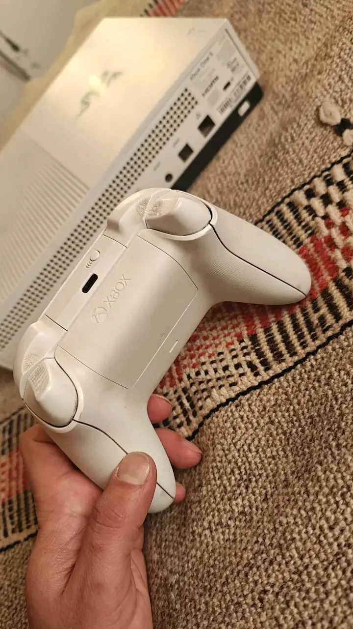 Consola Xbox One S con control blanco - 4