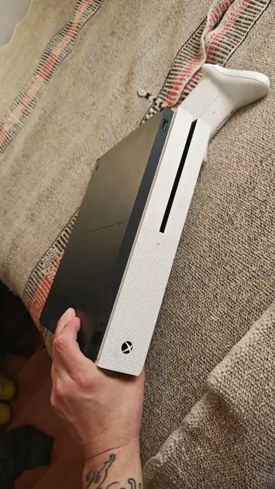 Consola Xbox One S con control blanco - miniatura 5