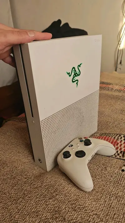 Consola Xbox One S con control blanco - miniatura 6