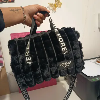 Bolso de peluche negro Forever Love - miniatura 2