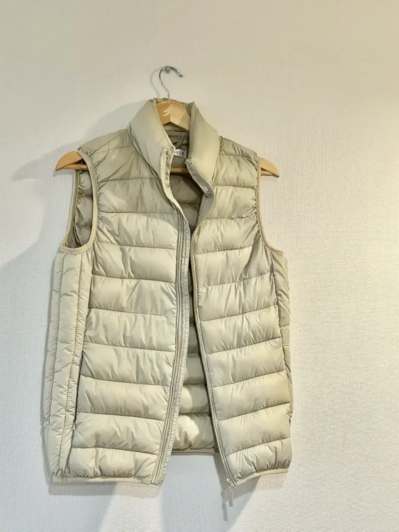 Chaqueta beige sin mangas