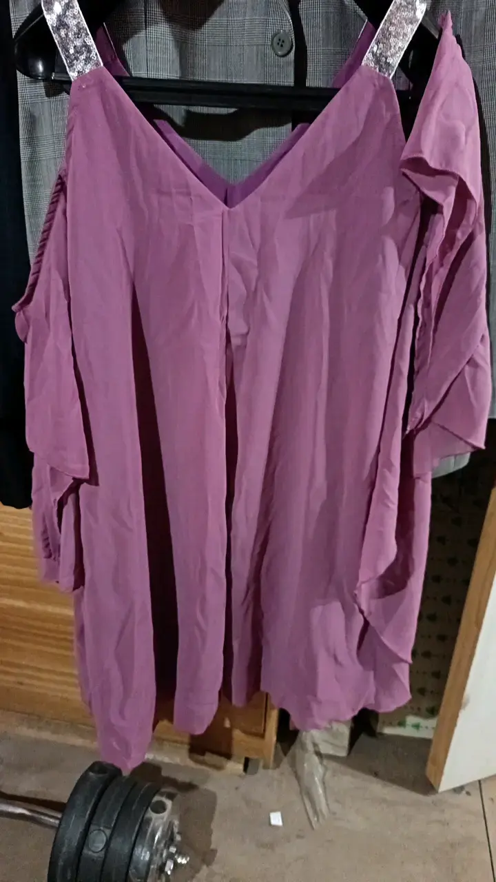 Vestido morada con hombros descubiertos - 1