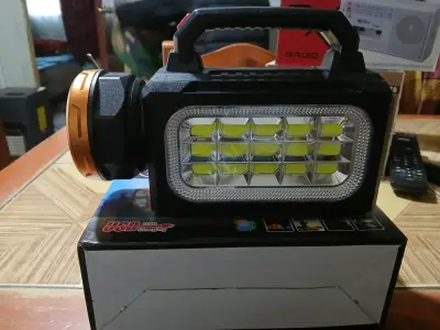 Linterna LED recargable USB portátil - miniatura 1