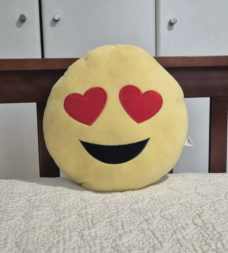 Cojín emoji corazón amarillo suave