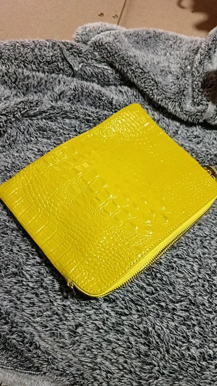 Clutch amarillo de cuero sintético con textura - 1