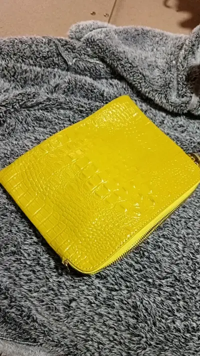 Clutch amarillo de cuero sintético con textura - miniatura 1
