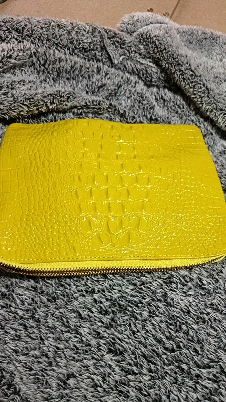 Clutch amarillo de cuero sintético con textura - 2