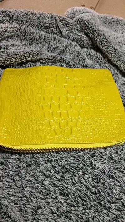 Clutch amarillo de cuero sintético con textura - miniatura 2