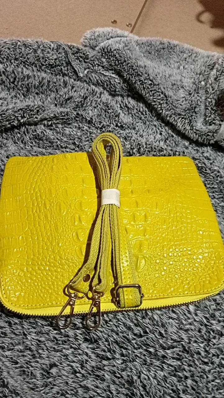 Clutch amarillo de cuero sintético con textura - 4