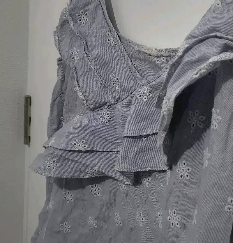 Blusa de tirantes a rayas con bordado floral - 1