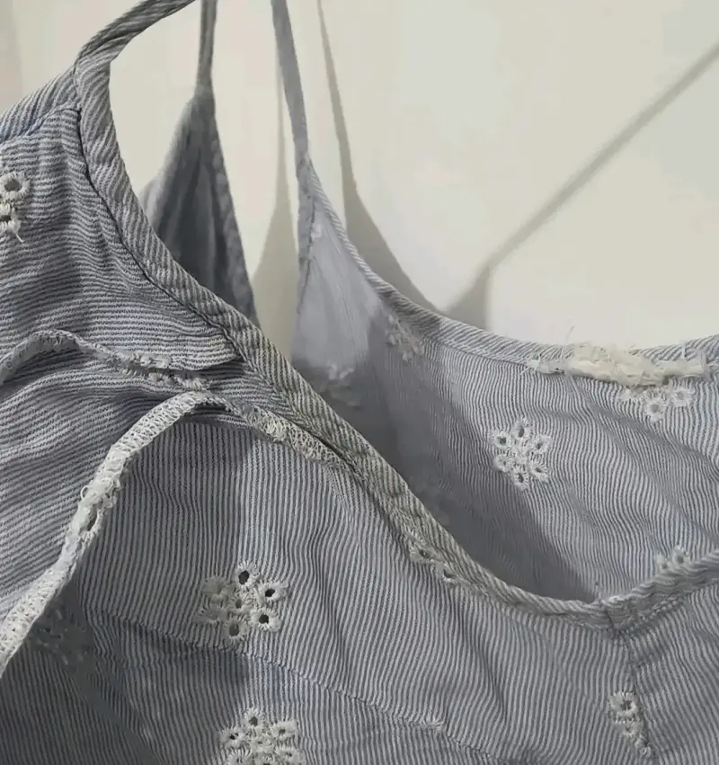 Blusa de tirantes a rayas con bordado floral - 2