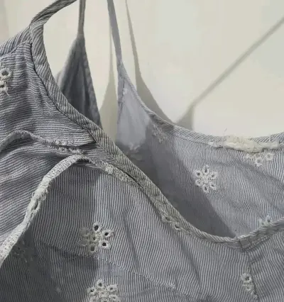 Blusa de tirantes a rayas con bordado floral - miniatura 2