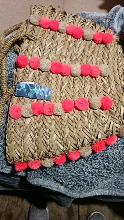 Bolso de paja con pompones coloridos - miniatura 1