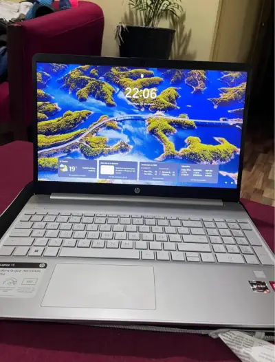 Laptop HP 15 con procesador Ryzen 5 - miniatura 1
