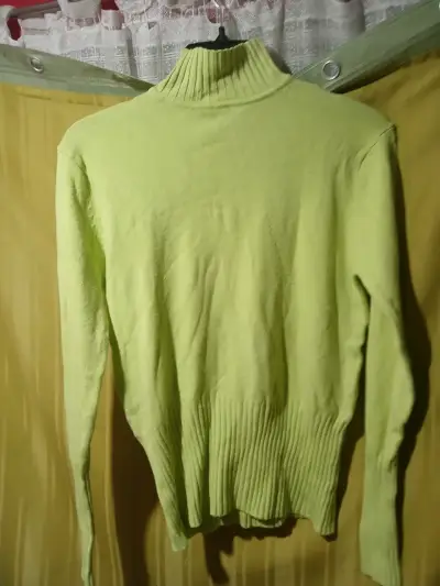 Suéter cuello alto verde pistacho para mujer - miniatura 1