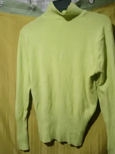 Suéter cuello alto verde pistacho para mujer - miniatura 2