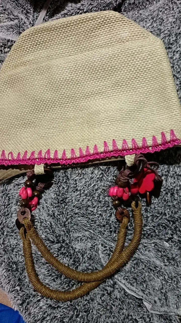 Bolso de mano tejido con detalles coloridos - 1