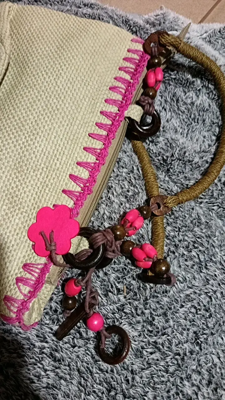 Bolso de mano tejido con detalles coloridos - 2