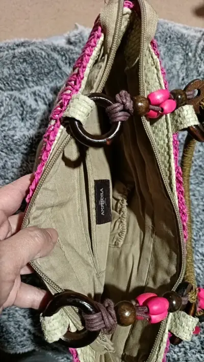 Bolso de mano tejido con detalles coloridos - miniatura 3