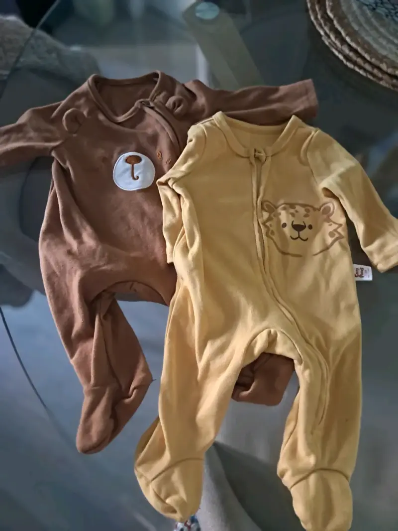 Pijamas de bebé con diseño de animales