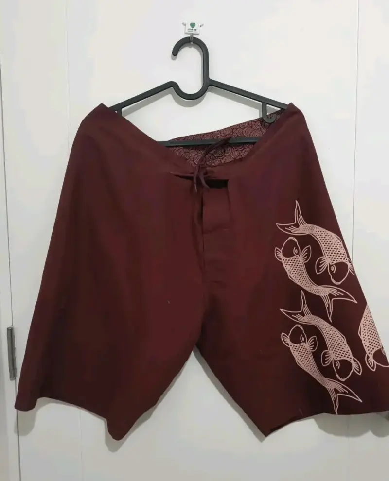 Bermudas burdeos con diseño de peces