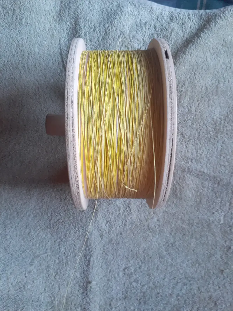 Carrete de hilo amarillo para manualidades - 1
