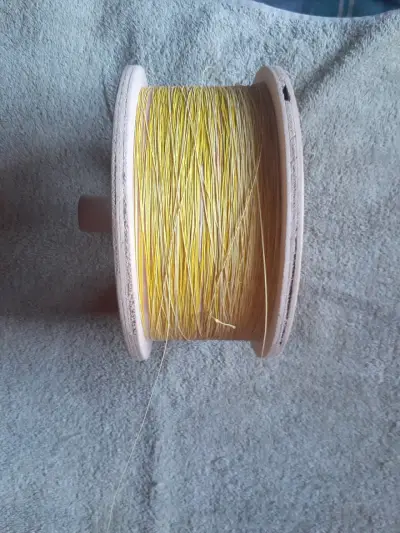 Carrete de hilo amarillo para manualidades - miniatura 1