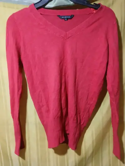 Suéter rojo Alaniz cuello en V talla M - miniatura 1