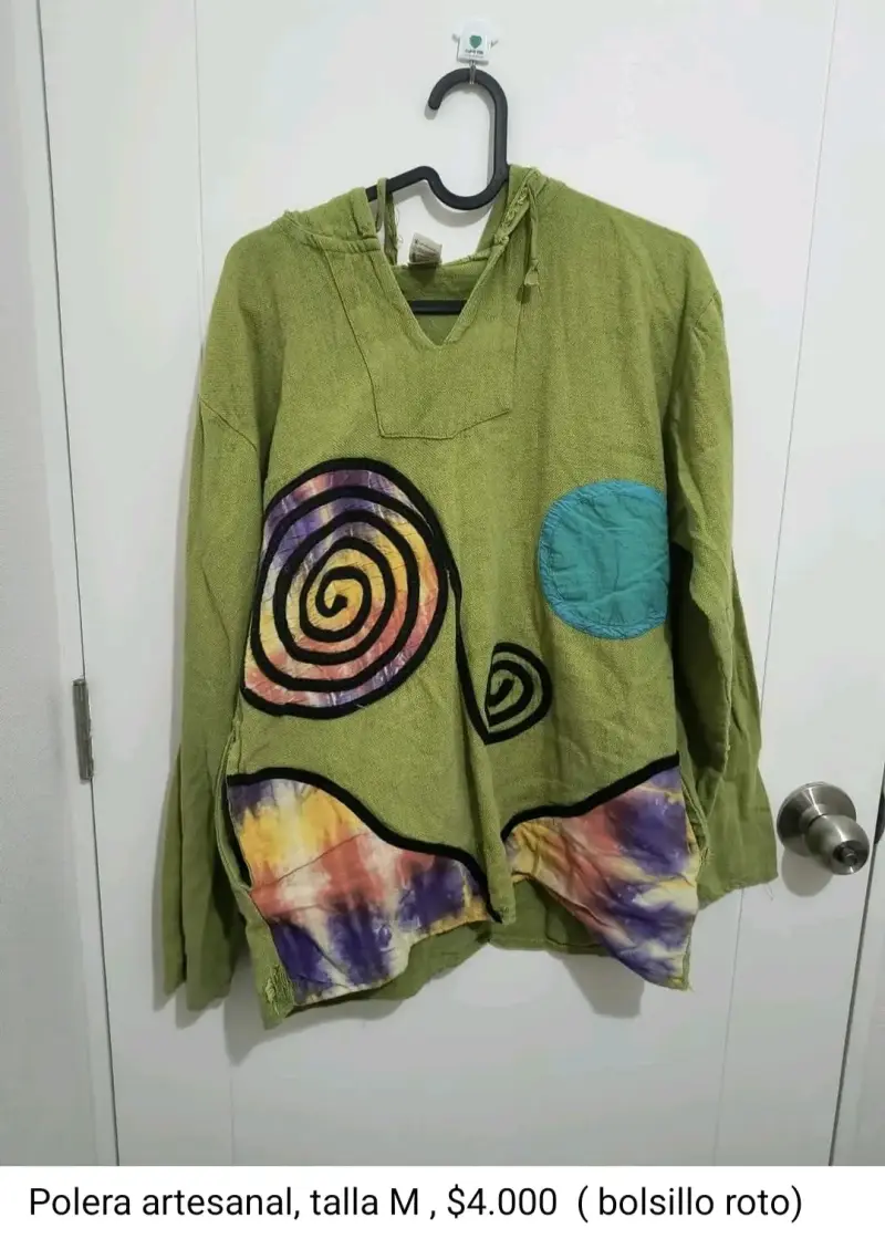 Polera artesanal verde con diseño psicodélico