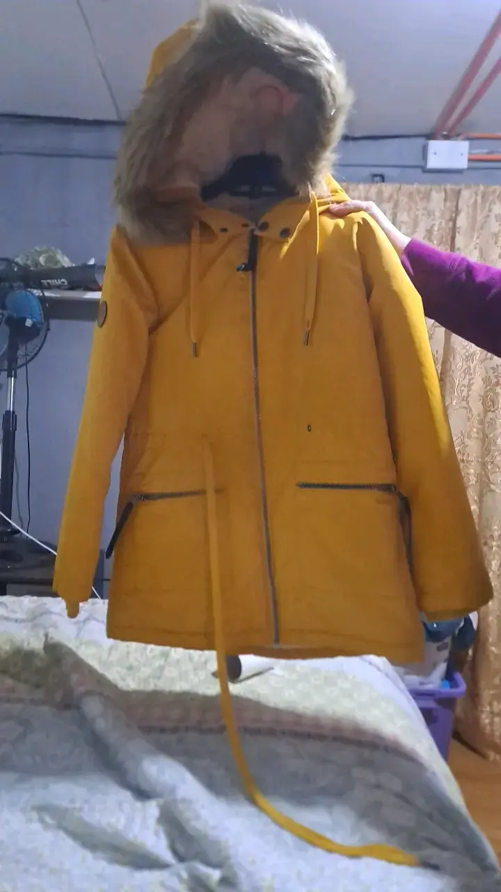 Parka amarilla con capucha de piel sintética - 1