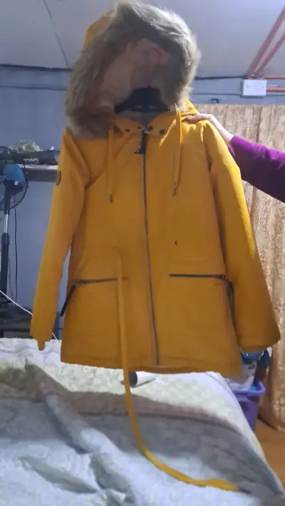 Parka amarilla con capucha de piel sintética - miniatura 1