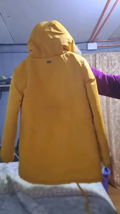 Parka amarilla con capucha de piel sintética - miniatura 2