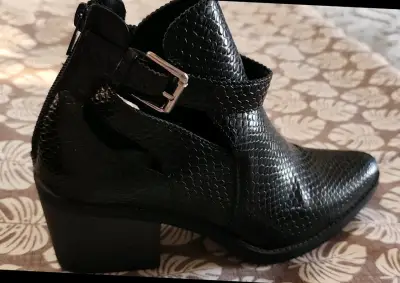 Botines negros de cuero con textura - miniatura 1