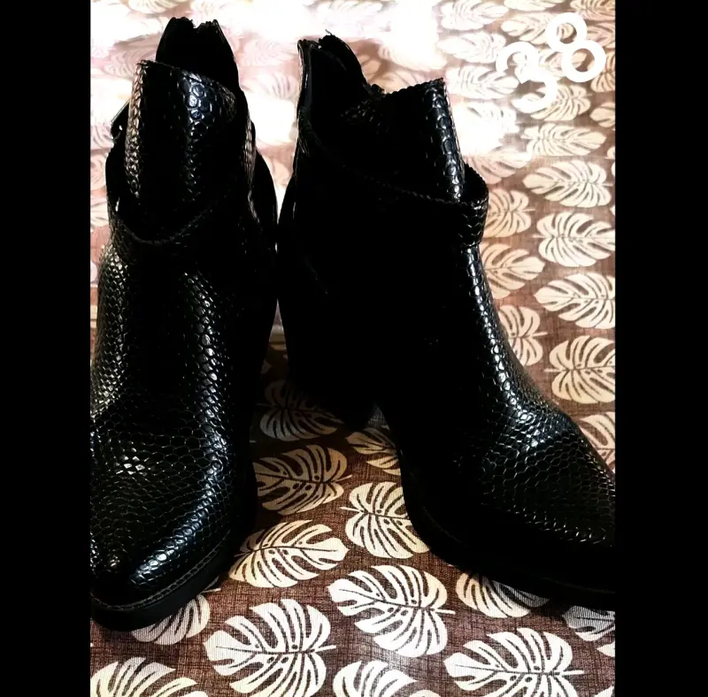 Botines negros de cuero con textura - 2