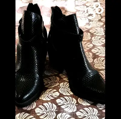 Botines negros de cuero con textura - miniatura 2
