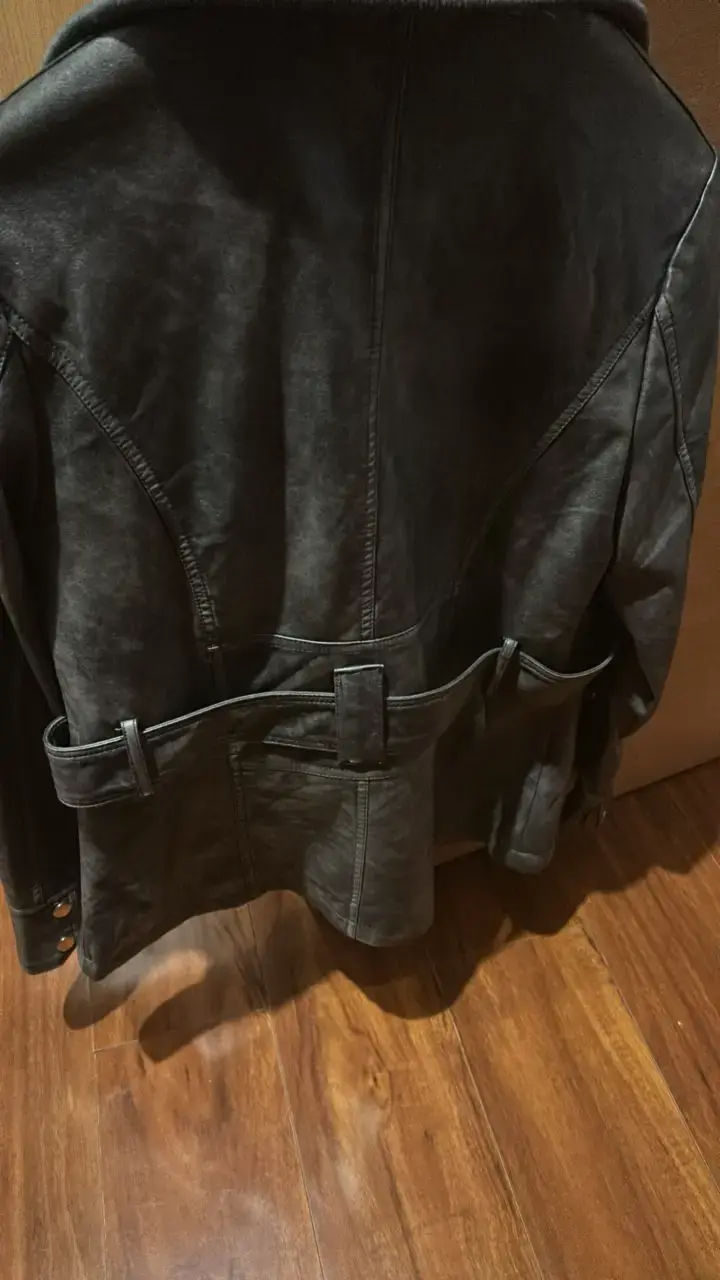 Chaqueta de cuero gris con bolsillos - 2