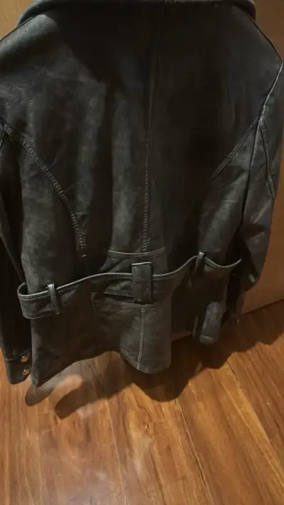 Chaqueta de cuero gris con bolsillos - miniatura 2