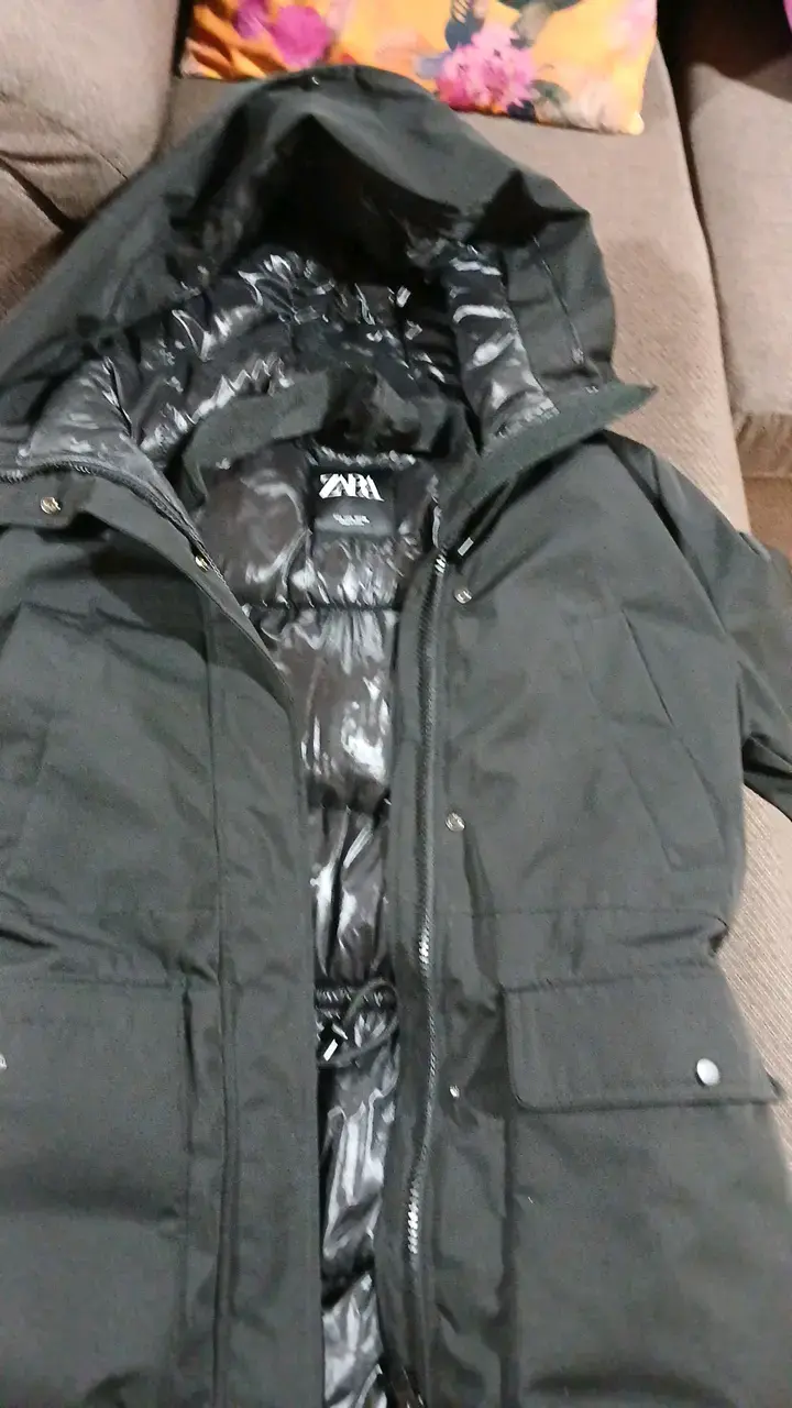 Parka negra Zara con capucha - 1