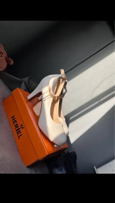 Zapatos de tacón Heriel blancos con cadena - miniatura 2