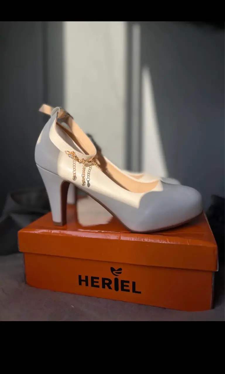 Zapatos de tacón Heriel blancos con cadena - 3