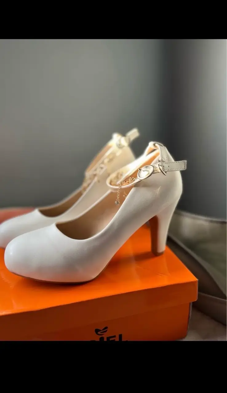 Zapatos de tacón Heriel blancos con cadena - 4