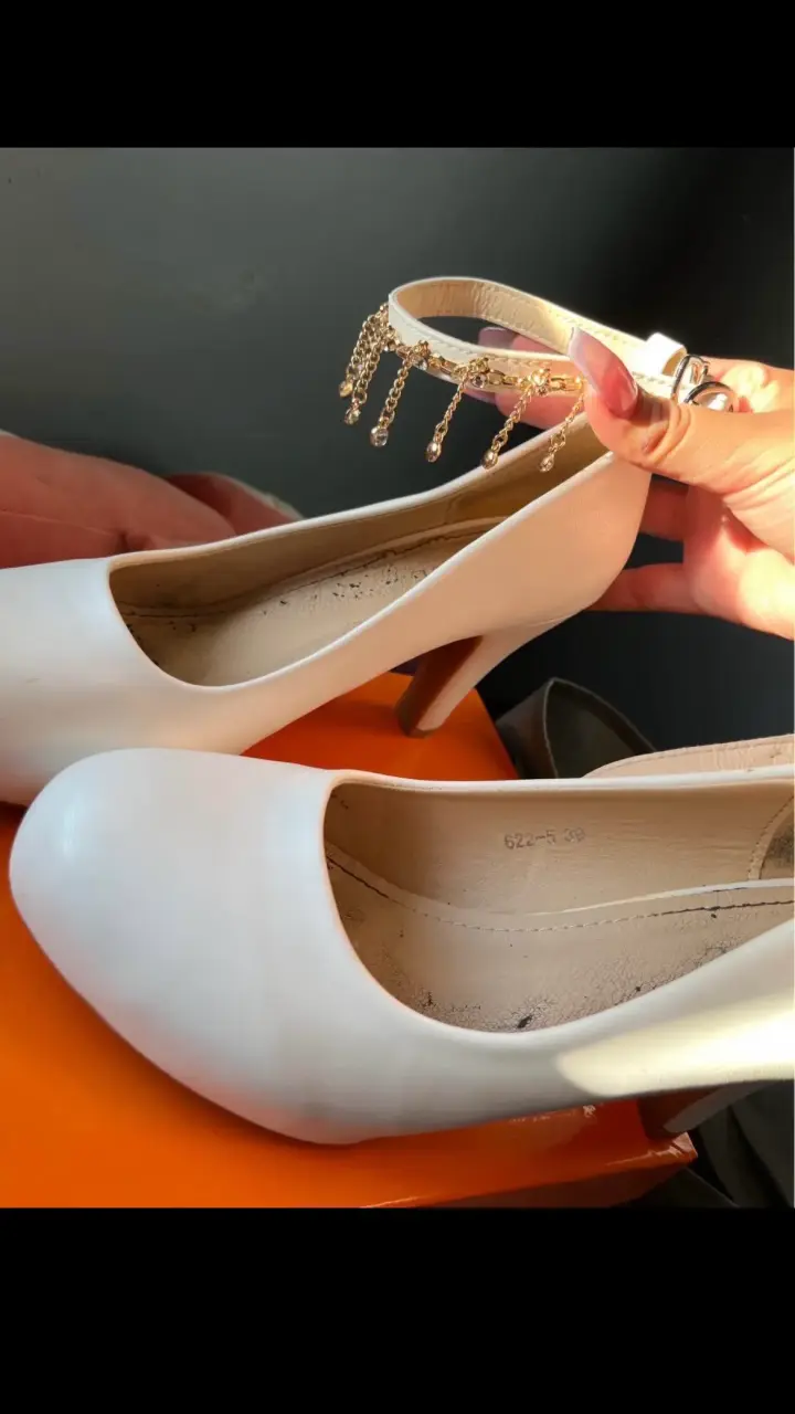 Zapatos de tacón Heriel blancos con cadena - 5