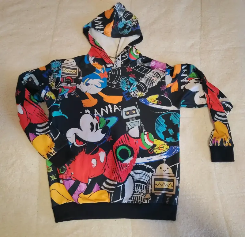 Polerón con capucha estampado de personajes - 1