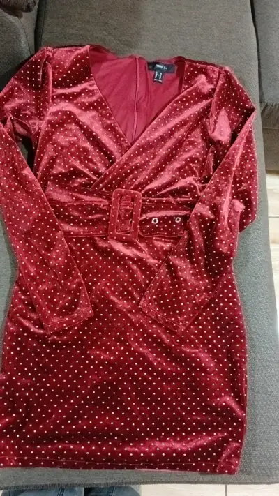 Vestido rojo de terciopelo con puntos - miniatura 1