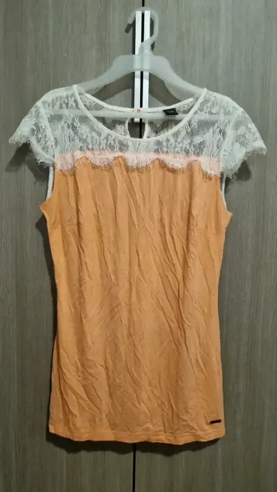 Polera de encaje color durazno para mujer - miniatura 1