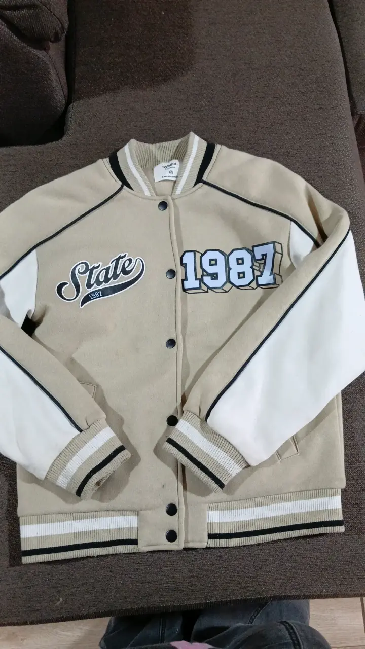 Chaqueta varsity beige con diseño 1987