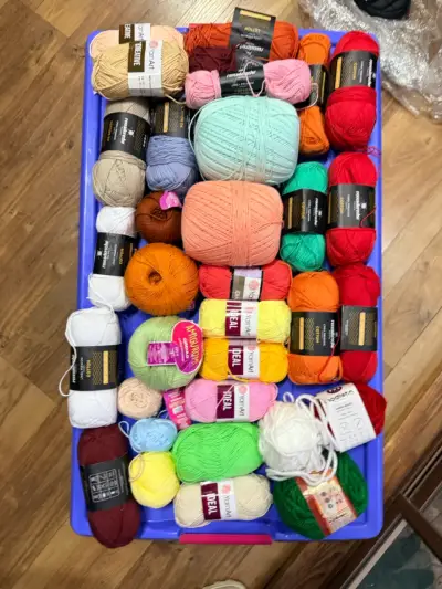 Lote de lanas de colores variados - miniatura 1